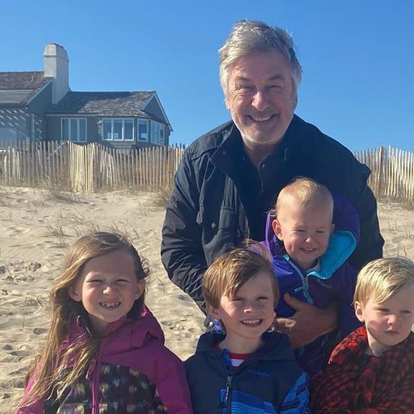 Alec Baldwin et ses quatre enfants sur Instagram, avril 2020.