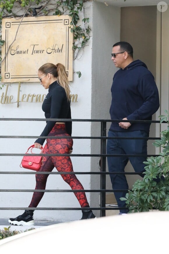 Exclusif - Jennifer Lopez et son fiancé Alex Rodriguez vont à la salle de gym avant de se rendre chez le dermatologue à Los Angeles, le 15 mars 2020.