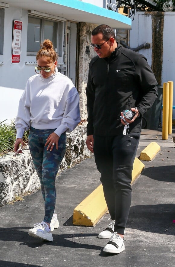 Jennifer Lopez et son fiancé Alex Rodriguez se rendent dans leur salle de sport préférée à Miami le 27 février 2020.