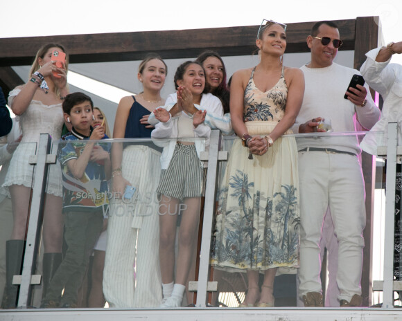 Jennifer Lopez et son fiancé Alex Rodriguez assistent au 2020 Pegasus World Cup Championship avec leurs enfants Emme, Maximilian, Natasha et Ella au David Grutman's LIV Stretch Village à Hallandale Beach le 25 janvier 2020.