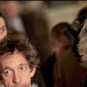 Arthur H et Jacques Higelin - Veillée silencieuse en soutien à Aung San Suu Kyi sur le parvis de l'hôtel de ville de Paris. Le 6 octobre 2009.