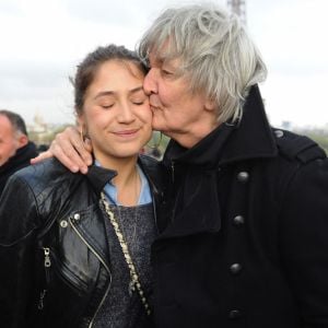 Jacques Higelin et sa fille Izïa manifestent au Trocadéro de Paris. Le 17 avril 2012. @Ammar Abd Rabbo/ABACAPRESS.COM