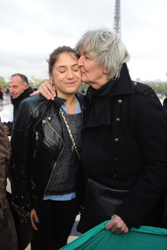 Jacques Higelin et sa fille Izïa manifestent au Trocadéro de Paris. Le 17 avril 2012. @Ammar Abd Rabbo/ABACAPRESS.COM