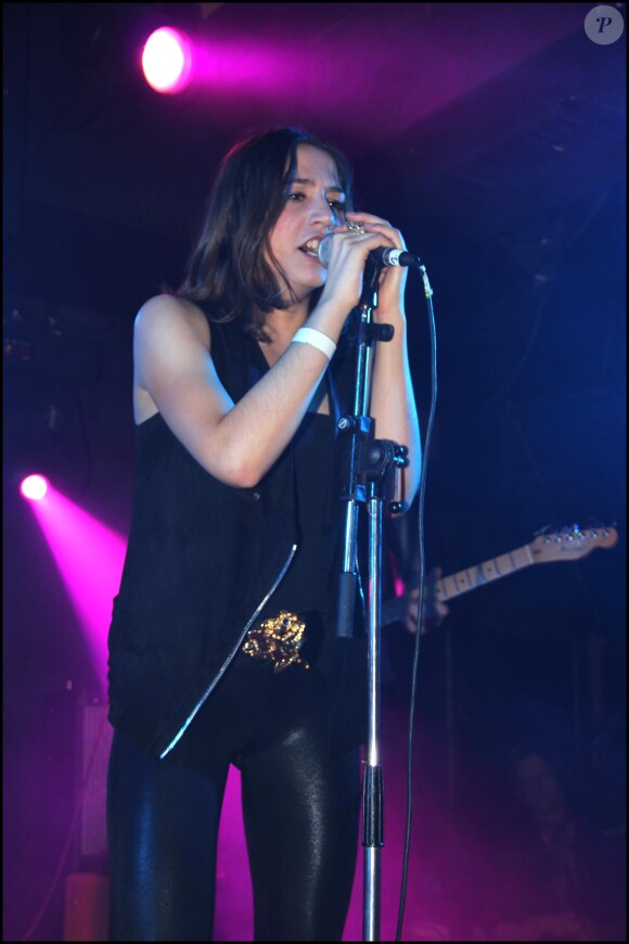 Izïa Higelin en concert au Bus Palladium, à Paris, le 23 mars 2011.