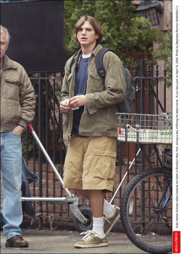 Ashton Kutcher sur le tournage du film "7 ans de séduction" à New York en 2004.