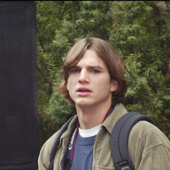 Ashton Kutcher sur le tournage du film "7 ans de séduction" à New York en 2004.