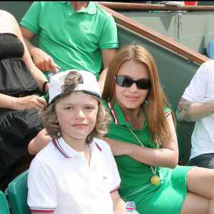 Séverine Ferrer, son mari Frédéric Mazé et leur fils Joshua - Tournoi de Roland-Garros. Le 24 mai 2009.
