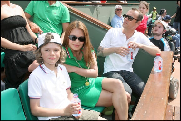Séverine Ferrer, son mari Frédéric Mazé et leur fils Joshua - Tournoi de Roland-Garros. Le 24 mai 2009.