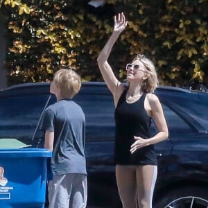 Exclusif - Pour entretenir sa forme pendant le confinement, Naomi Watts joue au basket avec son fils Alexander, 11 ans, devant sa maison de Santa Monica, le 25 mars 2020.