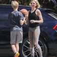 Exclusif - Pour entretenir sa forme pendant le confinement, Naomi Watts joue au basket avec son fils Alexander, 11 ans, devant sa maison de Santa Monica, le 25 mars 2020.