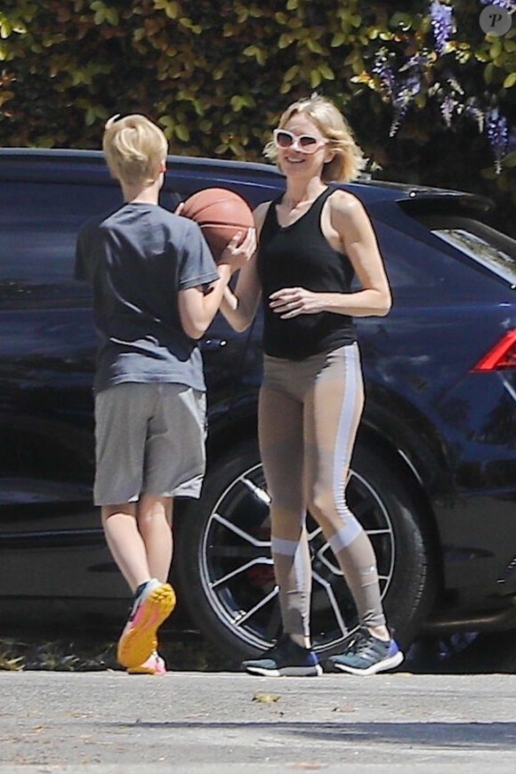 Exclusif - Pour entretenir sa forme pendant le confinement, Naomi Watts joue au basket avec son fils Alexander, 11 ans, devant sa maison de Santa Monica, le 25 mars 2020.