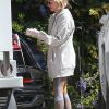 Exclusif - De retour des courses, Naomi Watts porte des gants de protection pendant l'épidémie de coronavirus (Covid-19) à Santa Monica, le 25 mars 2020.