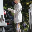 Exclusif - De retour des courses, Naomi Watts porte des gants de protection pendant l'épidémie de coronavirus (Covid-19) à Santa Monica, le 25 mars 2020.