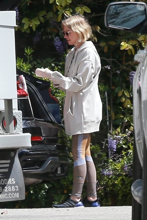 Exclusif - De retour des courses, Naomi Watts porte des gants de protection pendant l'épidémie de coronavirus (Covid-19) à Santa Monica, le 25 mars 2020.