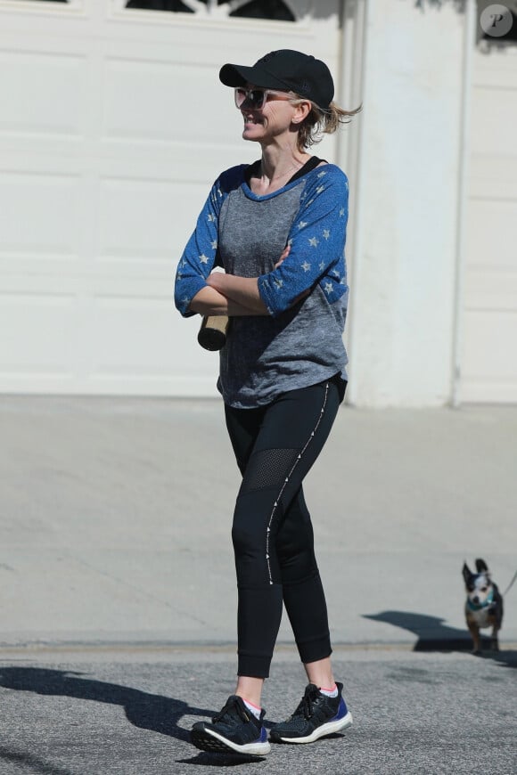 Exclusif - Naomi Watts est allée faire une randonnée avec des amis malgré le confinement imposé par les autorités pour endiguer la pandémie du coronavirus (COVID-19), le 21 mars 2020.