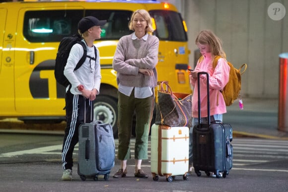 Exclusif - Naomi Watts arrive avec ses enfants Sasha et Samuel à l'aéroport de JFK à New York pour prendre l'avion, le 8 mars 2020