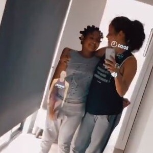 Christina Milian s'entraîne pour retrouver une silhouette au top, deux mois après avoir accouché. Le 7 avril 2020. Elle est accompagnée de sa fille Violet, 10 ans.