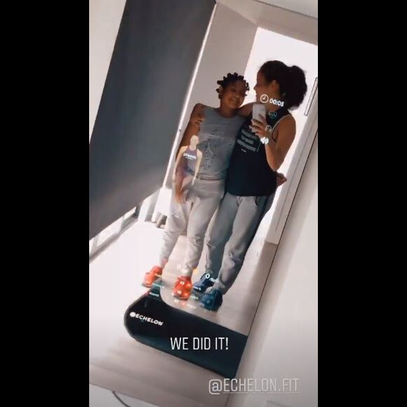 Christina Milian s'entraîne pour retrouver une silhouette au top, deux mois après avoir accouché. Le 7 avril 2020. Elle est accompagnée de sa fille Violet, 10 ans.