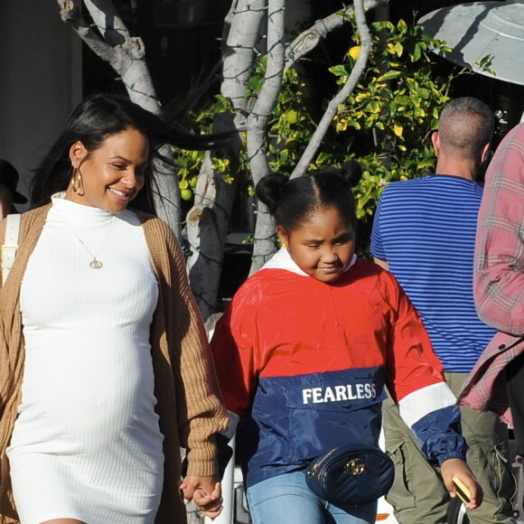 Christina Milian, enceinte, dans une robe moulante blanche à la sortie de chez Fred Segal's avec son compagnon M.Pokora et sa fille, Violet Madison Nash, après avoir déjeuné avec des amis, à Los Angeles, Californie, Etats-Unis, le 7 janvier 2020.