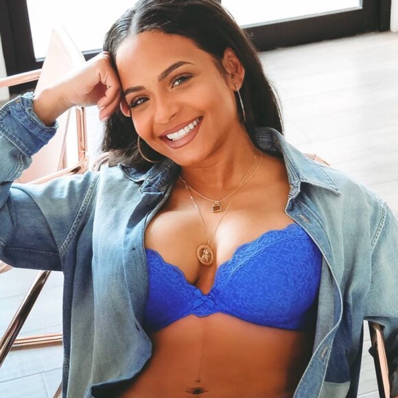 Christina Milian en lingerie bleue le 1er avril 2020, pour annoncer qu'elle est la nouvelle ambassadrice de la marque Savage X Fenty de Rihanna.