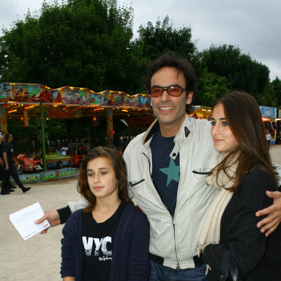 Anthony Delon avec ses filles Liv et Loup - Inauguration de la fête foraine des Tuileries à Paris Le 28 Juin 2013