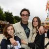 Anthony Delon avec ses filles Liv et Loup - Inauguration de la fête foraine des Tuileries à Paris le 28 juin 2013.