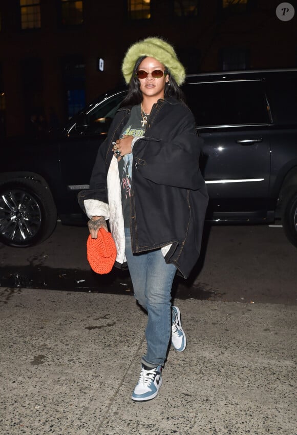 Rihanna sort d'une voiture à New York le 8 février 2020.