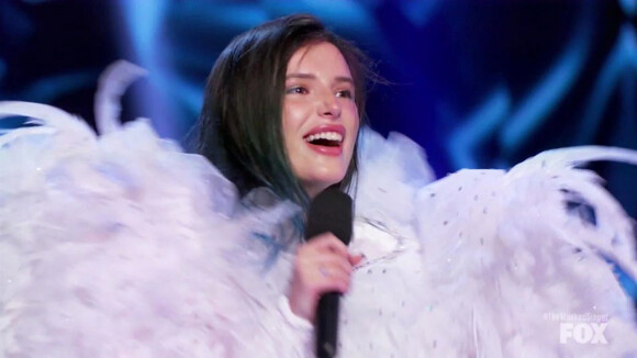 Bella Thorne se cachait sous le costume du Cygne dans l'émission "The Masked Singer" à Los Angeles le 18 mars 2020.  - Los Angeles, CA - Model and actress Bella Thorne is revealed as The Swan on the latest episode of the US version of The Masked Singer. This episode of The Masked Singer was another example of the best kind of reveal, where it's someone judge Ken Jeong has co-starred with and yet doesn't recognize even a little bit. He and Bella were in The Duff together back in 2015, and she has also worked with host Nick Cannon before. None of the judges - Jeong, Robin Thicke, Jenny McCarthy, Nicole Scherzinger and guest judge Joel McHale correctly guessed it was Bella in the swan suit. Bella said she did the show because she saw how many times Jeong guessed her for the Flamingo in season two. "That made me super excited. I started watching the show and I just thought it was so amazing, so dope, and I was like, let's do that," she said. "Getting in front of people really gets me super nervous, so this was really out of my comfort zone." There were several references to the movie Twilight in her character package but they did not refer to Kristen Stewart but the character she played. Bella Swan. Thorne is the second singer of Group C to be revealed after former Governor Sarah Palin, so next week will be the final week for Group C. Then the final three will be added to the show's final Super 9.18/03/2020 - Los Angeles