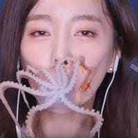 Ssoyoung : La Coréenne s'amuse à torturer et dévorer des animaux sur YouTube