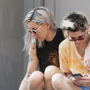 Exclusif - Kristen Stewart plaisante et embrasse tendrement sa compagne Dylan Meyer dans les rues de New York, 15 août 2019.