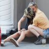 Exclusif - Kristen Stewart plaisante et embrasse tendrement sa compagne Dylan Meyer dans les rues de New York, 15 août 2019.
