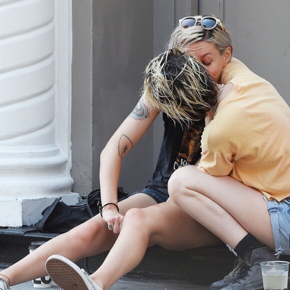Exclusif - Kristen Stewart plaisante et embrasse tendrement sa compagne Dylan Meyer dans les rues de New York, 15 août 2019.