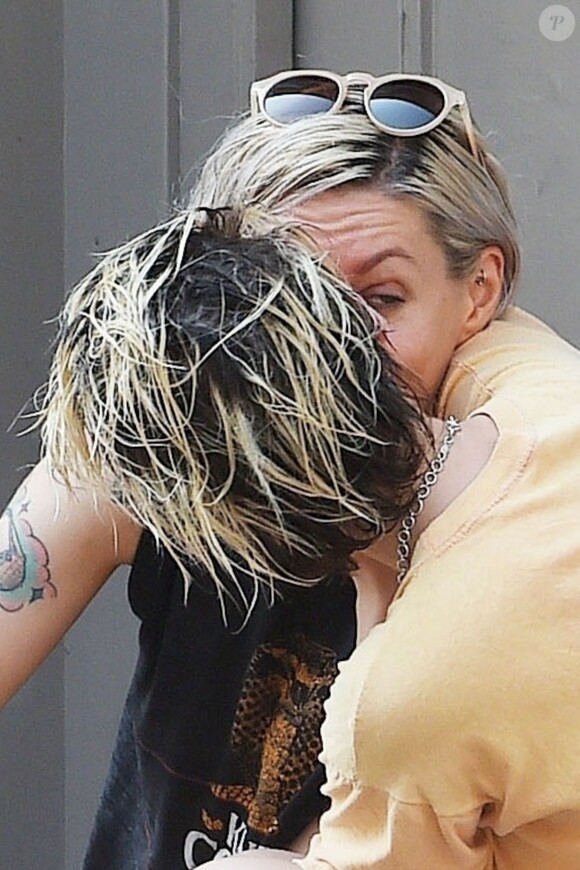Exclusif - Kristen Stewart plaisante et embrasse tendrement sa compagne Dylan Meyer dans les rues de New York, 15 août 2019.