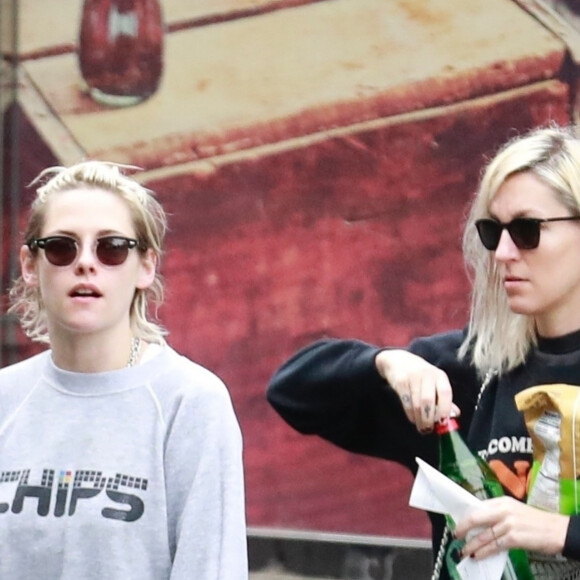 Exclusif - Kristen Stewart et sa compagne Dylan Meyer sont allées faire des courses dans le quartier de Los Feliz à Los Angeles, le 9 mars 2020.