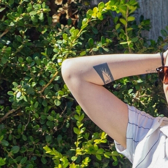 Exclusif - Kristen Stewart aide une amie à déménager dans le quartier de Los Feliz à Los Angeles. Le 3 mars 2020.