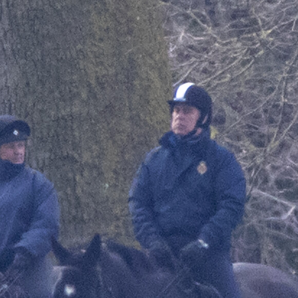 Le prince Andrew, duc d'York, fait une promenade à cheval dans le parc du château de Windsor lors de l'épidémie de Coronavirus (Covid-19) le 21 mars 2020.