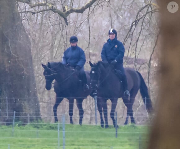 Le prince Andrew, duc d'York, fait une promenade à cheval dans le parc du château de Windsor lors de l'épidémie de Coronavirus (Covid-19) le 21 mars 2020.