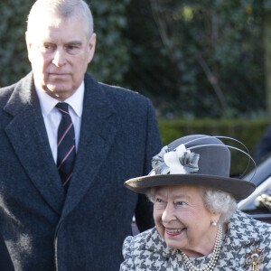 Le prince Andrew avec la reine Elizabeth II à Sandringham le 19 janvier 2020 pour la messe dominicale en l'église St Mary.