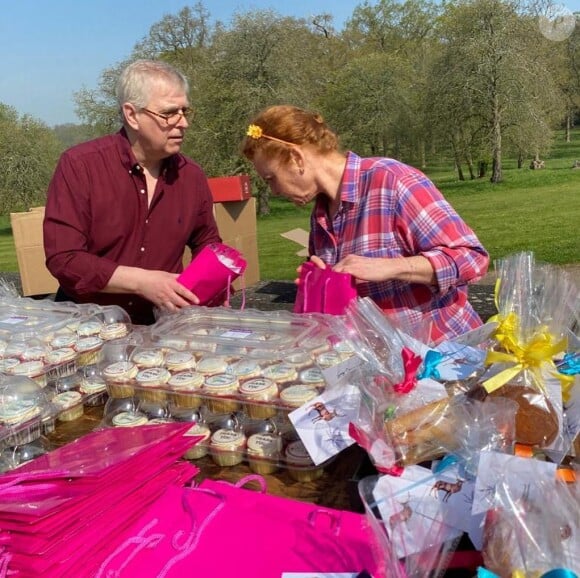 Le prince Andrew, duc d'York et Sarah Ferguson ont préparé des sacs de gourmandises pour Pâques à destination d'un centre de soins de Windsor, comme l'a fait savoir l'assistante de la duchesse en partageant des images sur son compte Instagram le 10 avril 2020.