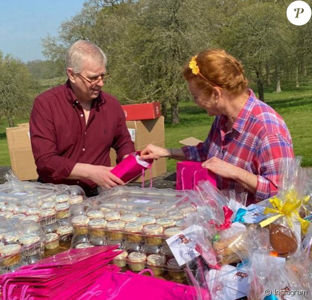 Le prince Andrew, duc d'York et Sarah Ferguson ont préparé des sacs de gourmandises pour Pâques à destination d'un centre de soins de Windsor, comme l'a fait savoir l'assistante de la duchesse en partageant des images sur son compte Instagram le 10 avril 2020.