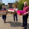 Le prince Andrew, duc d'York a préparé et apporté des sacs de gourmandises pour Pâques à un centre de soins de Windsor, comme l'a fait savoir l'assistante de la duchesse d'York en partageant des images sur son compte Instagram le 10 avril 2020.