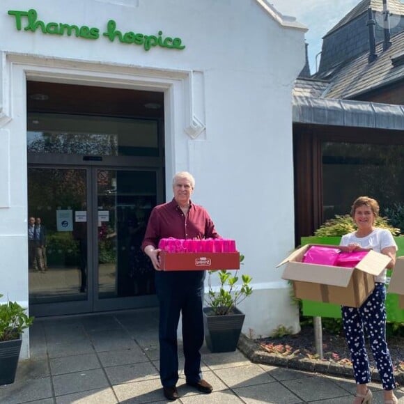 Le prince Andrew, duc d'York a préparé et apporté des sacs de gourmandises pour Pâques à un centre de soins de Windsor, comme l'a fait savoir l'assistante de la duchesse d'York en partageant des images sur son compte Instagram le 10 avril 2020.