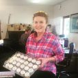 Sarah Ferguson montrant des cupcakes généreusement offerts pour les personnels soignants en pleine crise du coronavirus, photo Instagram avril 2020.