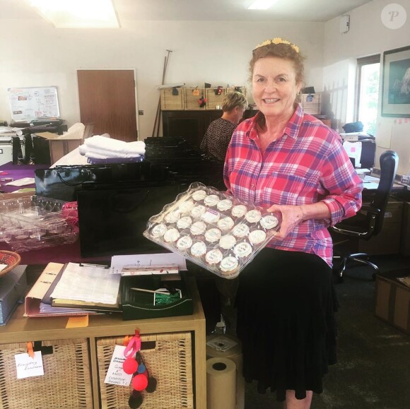Sarah Ferguson montrant des cupcakes généreusement offerts pour les personnels soignants en pleine crise du coronavirus, photo Instagram avril 2020.