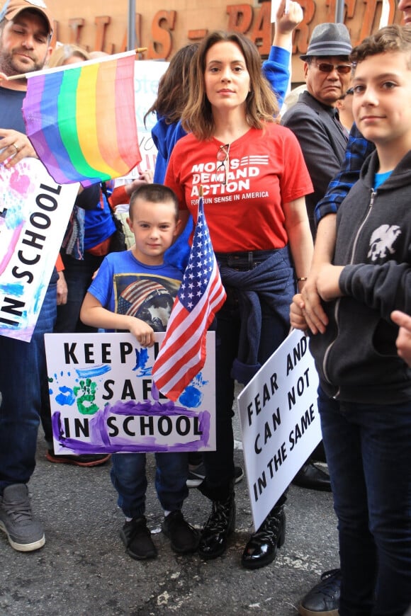 Alyssa Milano et son fils Milo lors d'une manifestation contre les armes à feu (March For Our Lives) à Los Angeles, le 24 mars 2018