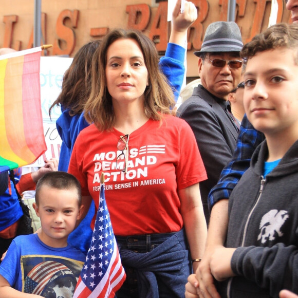 Alyssa Milano et son fils Milo lors d'une manifestation contre les armes à feu (March For Our Lives) à Los Angeles, le 24 mars 2018