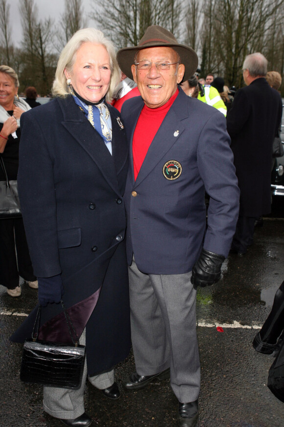 Stirling Moss et sa femme Susie lors du 50e anniversaire du décès du pilote automobile Michael Hawthorn le 25 janvier 2009