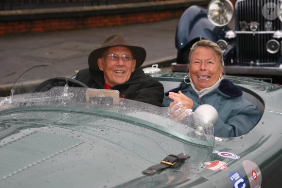 Stirling Moss et sa femme Susie lors du 50ème anniversaire du décès du pilote automobile Michael Hawthorn le 25 janvier 2009 à Farnham.