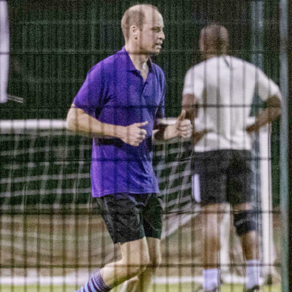 Exclusif - Le prince William, duc de Cambridge, joue au football à Battersea Park à Londres avec ses amis le 10 mars 2020.