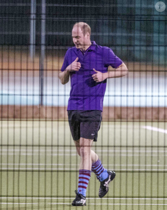 Exclusif - Le prince William, duc de Cambridge, joue au football à Battersea Park à Londres avec ses amis le 10 mars 2020.